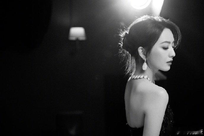 佟丽娅 吴磊的礼物让心和耳朵变暖  哇，微博之夜佟丽娅收吴磊礼物那刻好暖。吴磊有