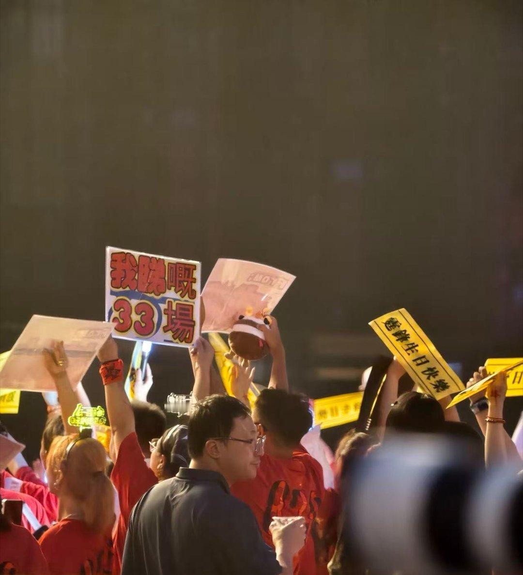 谢霆锋内场好像番茄炒蛋被内场大片红黄配色应援戳中，画面诙谐又鲜活。歌迷粉丝好可爱