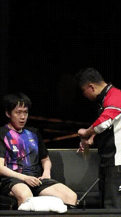 泪目了！一个明知故问一个满嘴㤺言。王皓你也心疼王楚钦了的是吧，王楚钦你也听懂了王