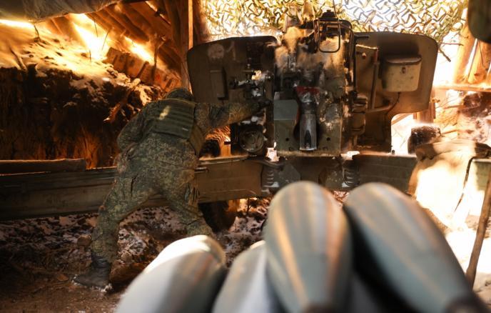 俄全境远程无人机存储点遭打击
 
俄军动用战术航空兵、无人机、导弹部队及炮兵实施