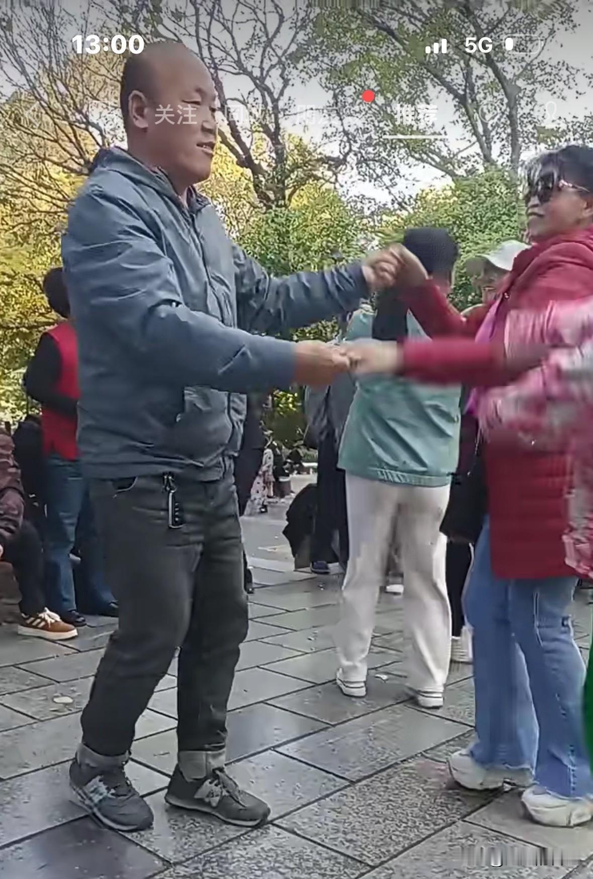 棍哥太缺德了，明知道自己老婆精神不好，还跟别的女人跳舞刺激小宝贝。
棍哥在公园跟