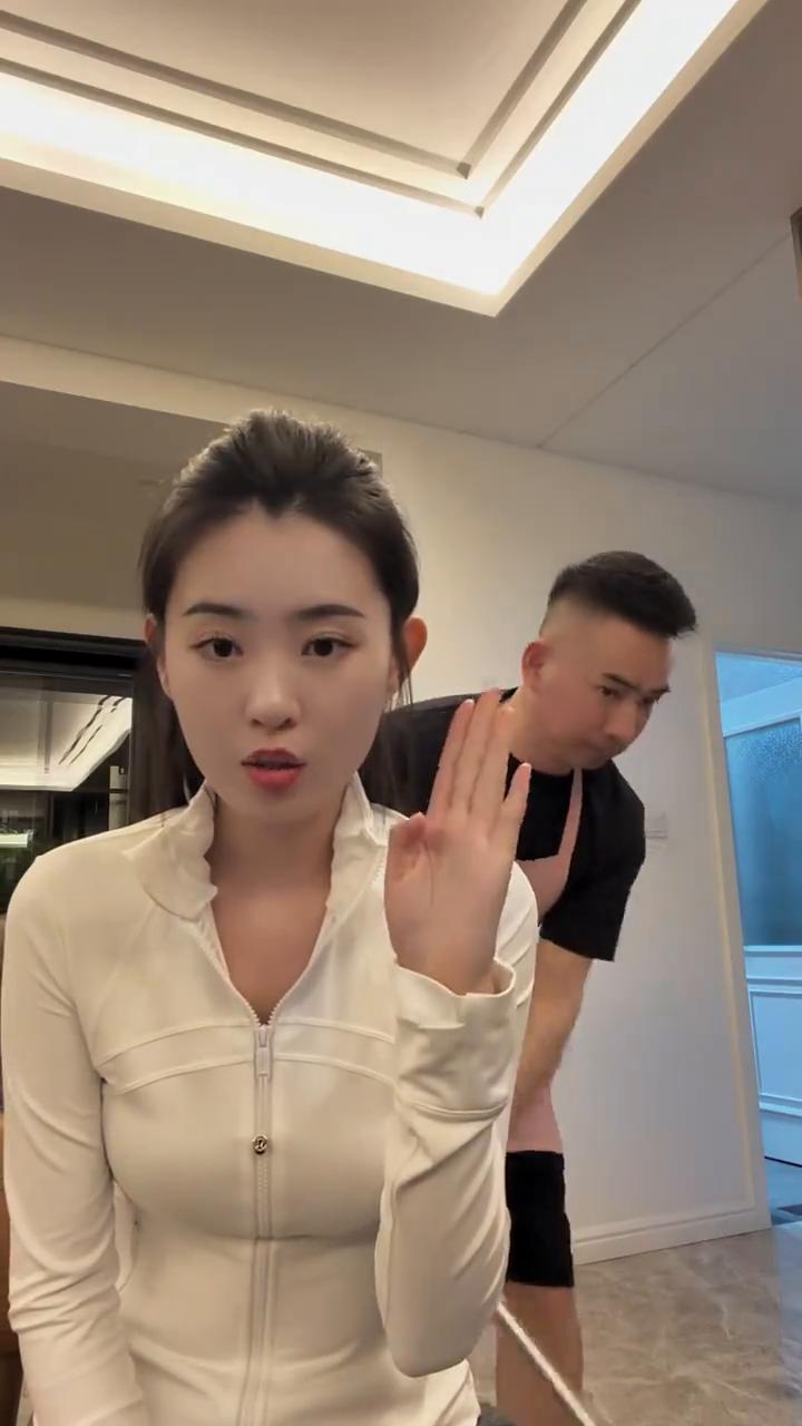这个手势就是遭受虐待的求救信号。如果在现实生活中你正在遭受虐待，请立即向我们求救