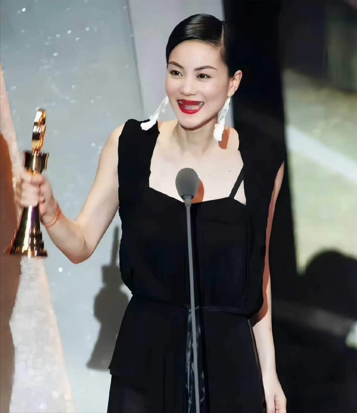 1997年，王菲以6000万的高价签约了百代唱片公司，拿到钱后第一时间，她就去了