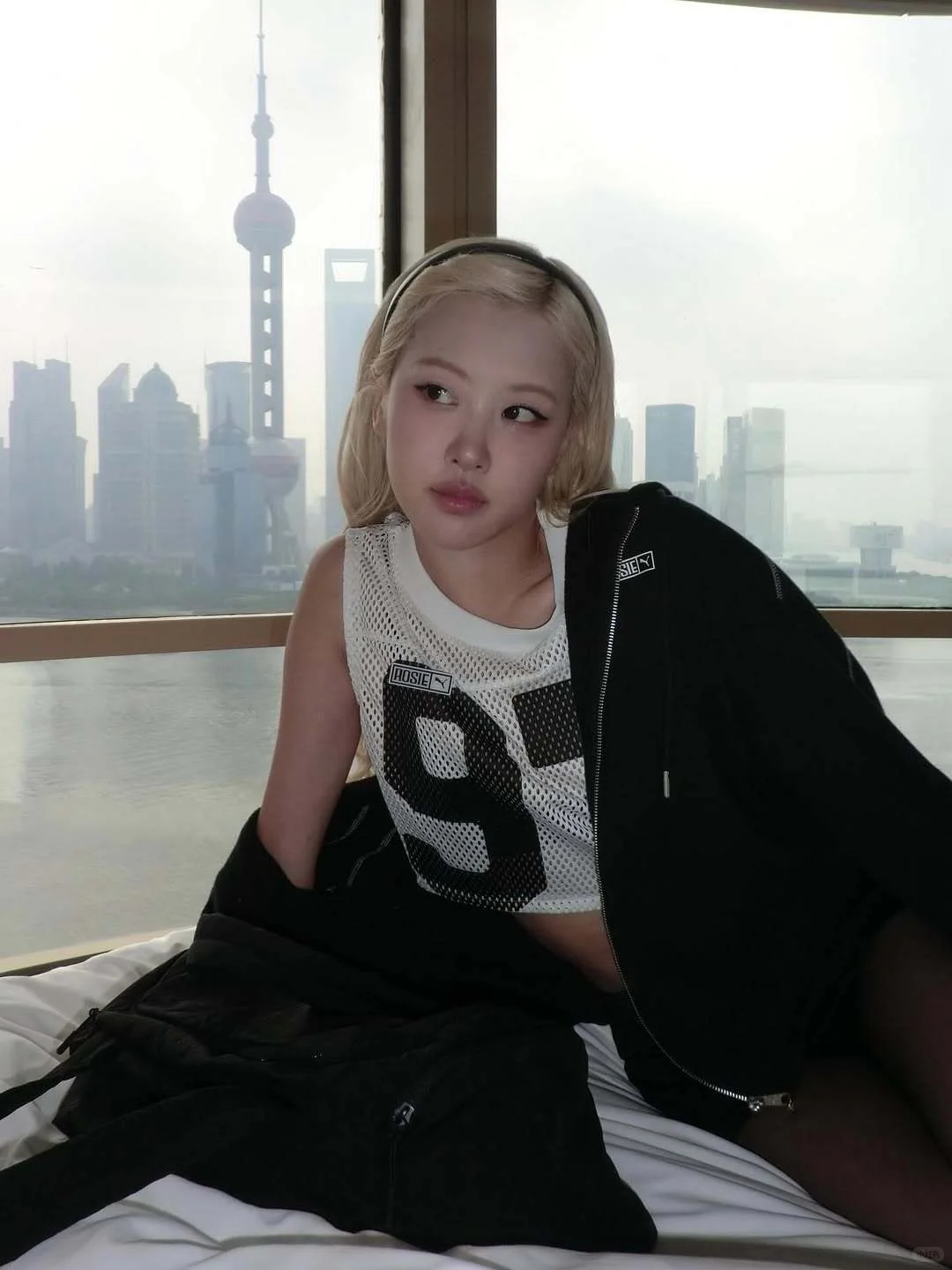 Rose在ins更新了自己在上海的活动图，她住的酒店窗外就是东方明珠。 ​​​
