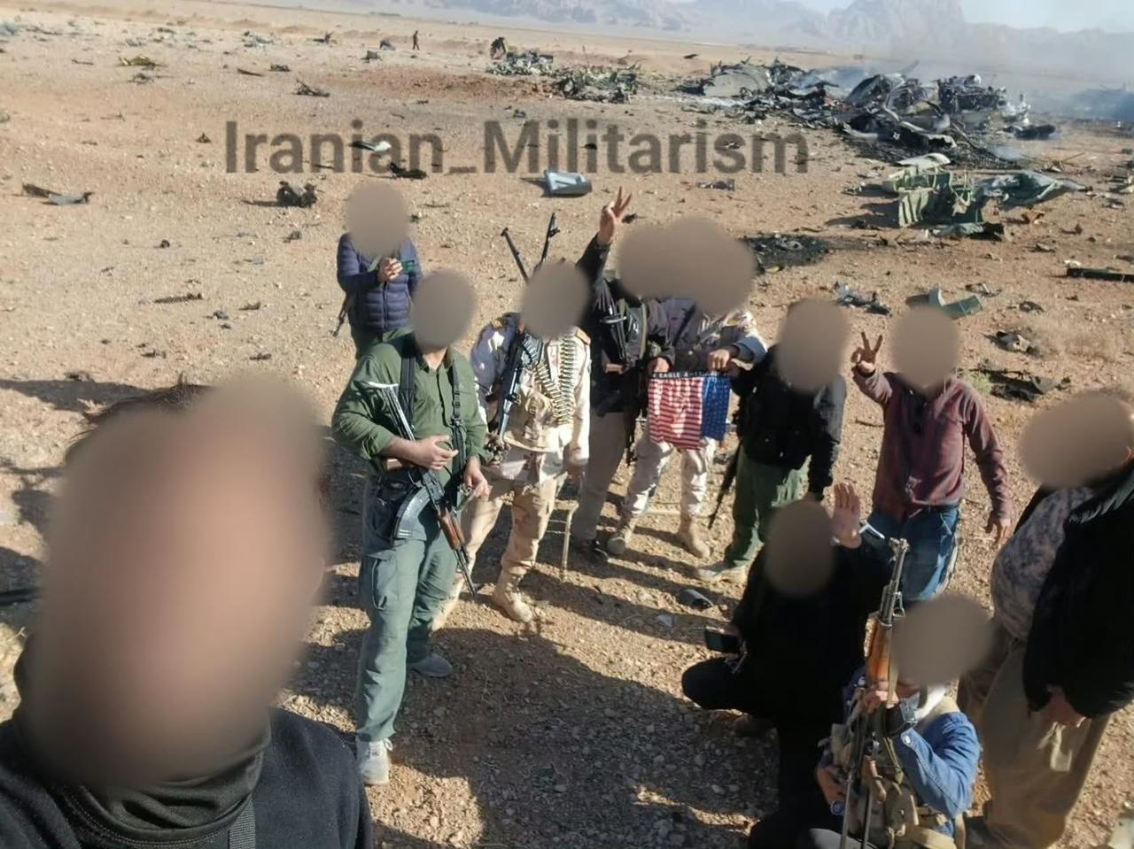 在伊斯法罕地区，巴斯基民兵们站在被击毁的美军飞机旁边，展示战果！另外，站在中间的