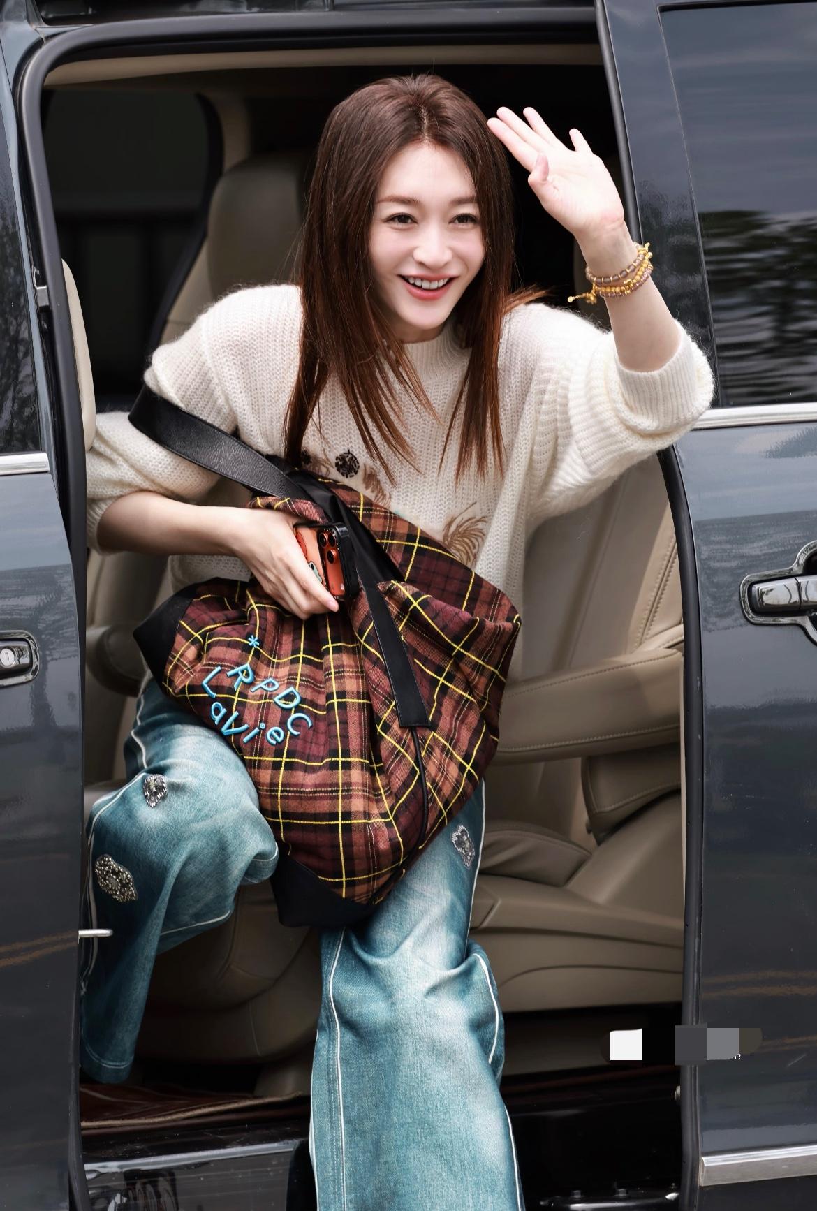 李小冉也太凡尔赛了吧，谁能想到，她管理身材，竟然不是运动，而是喜欢吃完饭就躺着。