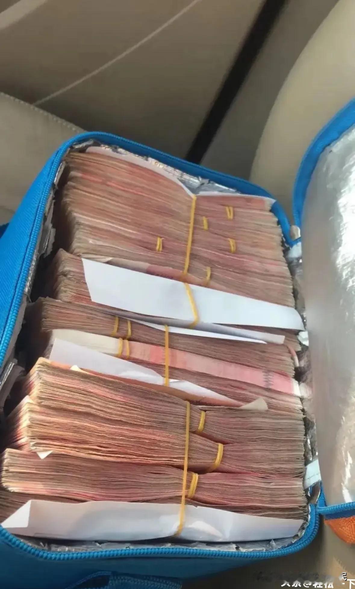 香港宏福苑一把大火，
提醒了多少“现金藏家”！

香港宏福苑近日发生大火，烧毁了