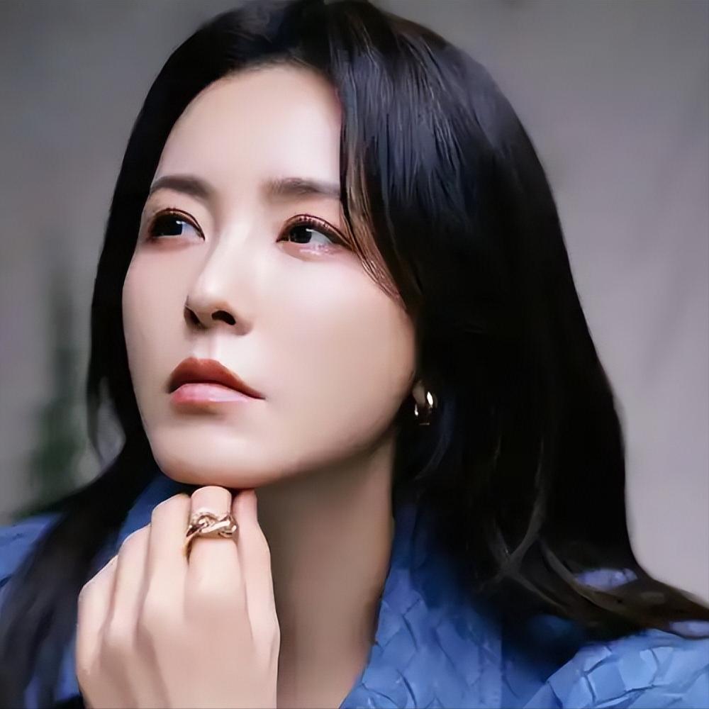 她是两百年难遇的美人，靠美貌“征服”无数男人，如今49岁了，孑然一身，孤孤单单，