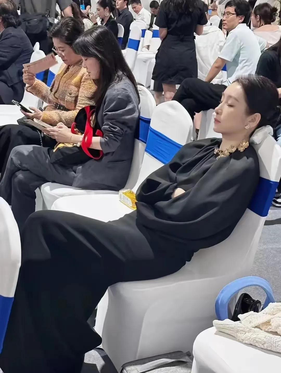 颁奖是激动人心的时候，有些演员已经对这些看的很淡，即使自己得奖也无所谓，还不如趁