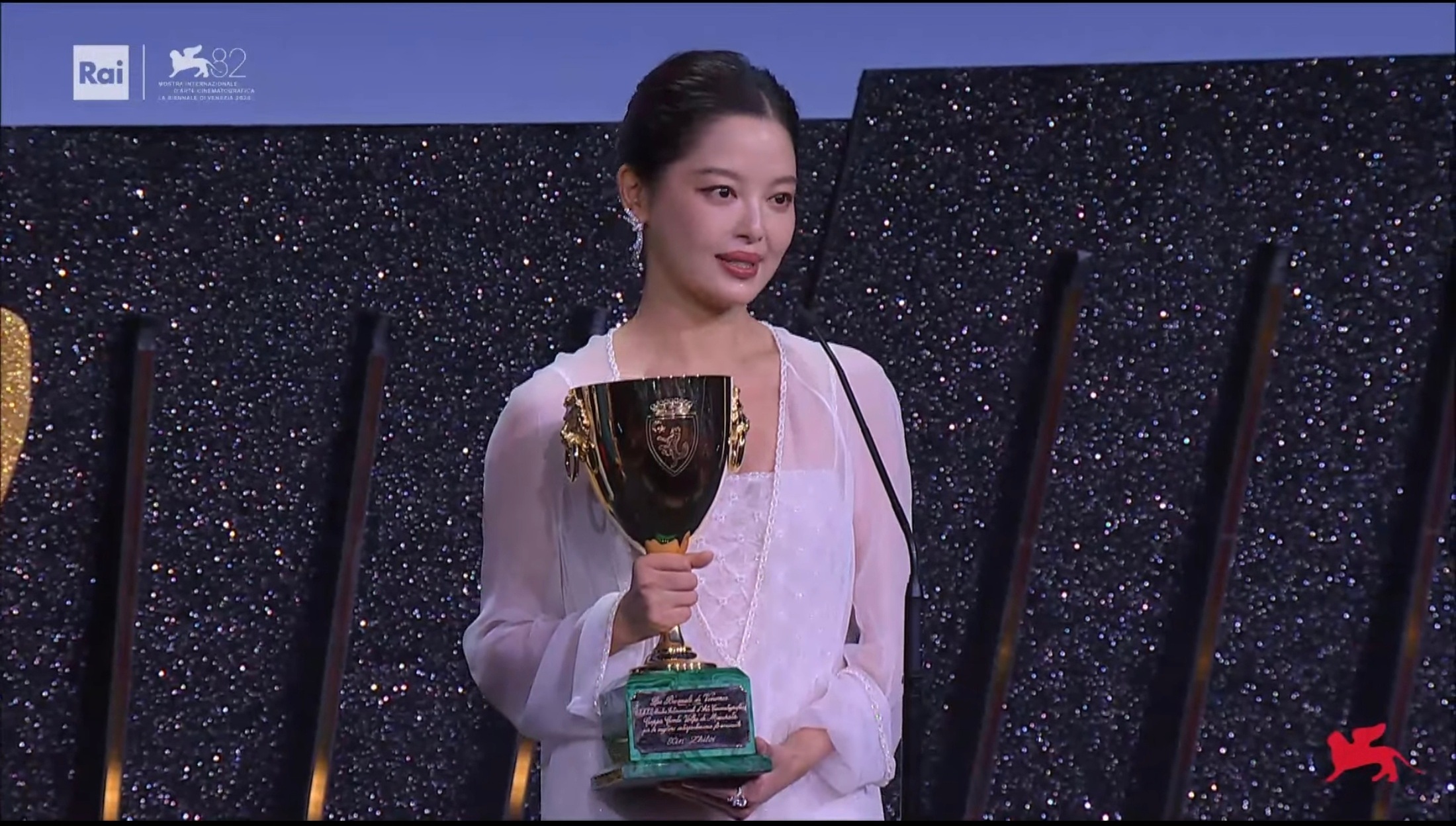 恭喜辛芷蕾凭借《日掛中天》获得威尼斯影后！这也是中国女演员自2011年（叶德娴《