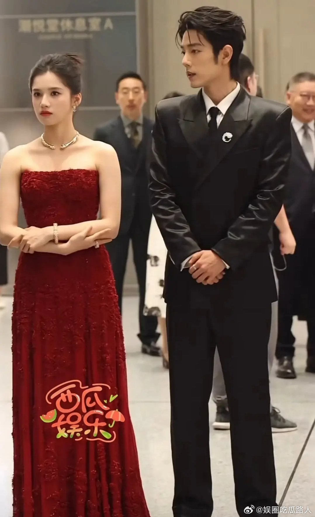 肖战这是垫肩了吗，还是衣服就是这样设计的？ 