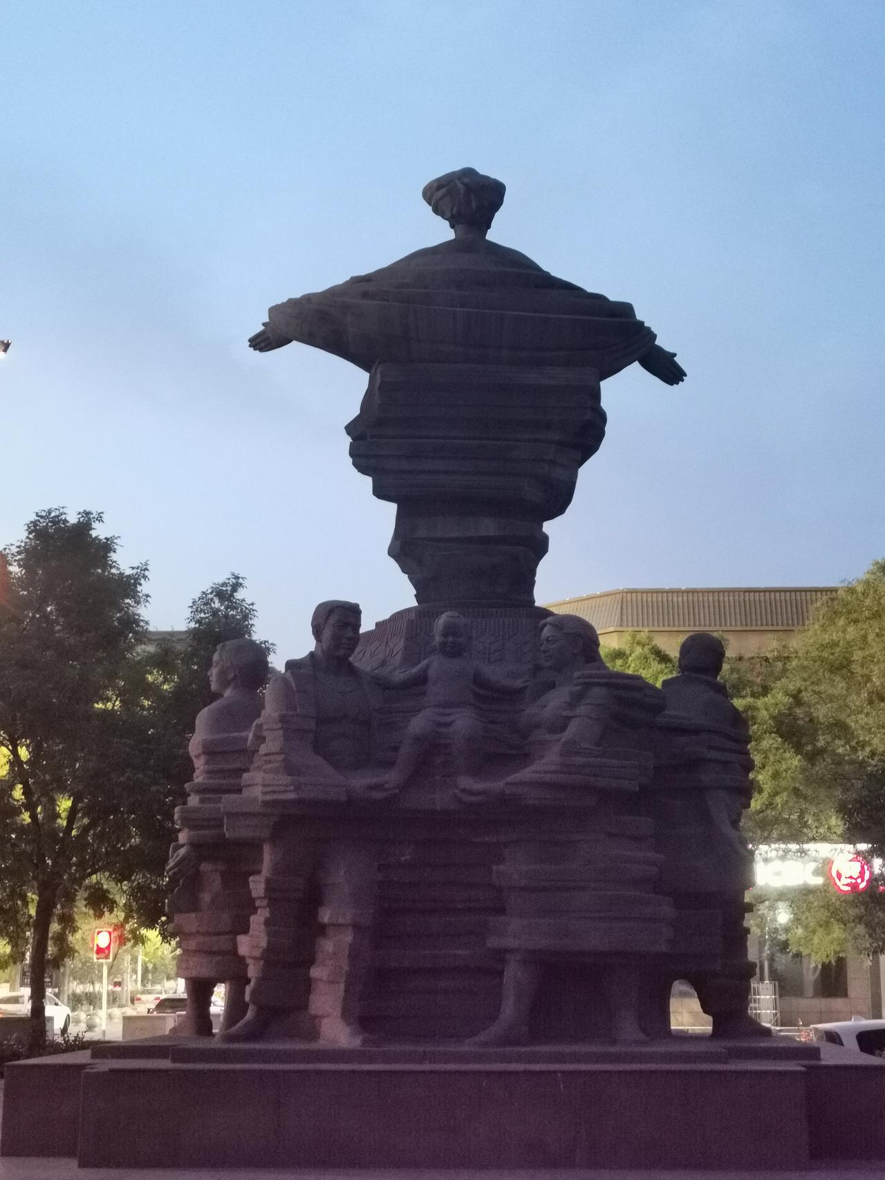 剪影好漂亮！
    这是街心公园里一个雕像，名字应该是“奋斗”。落日之后，华灯