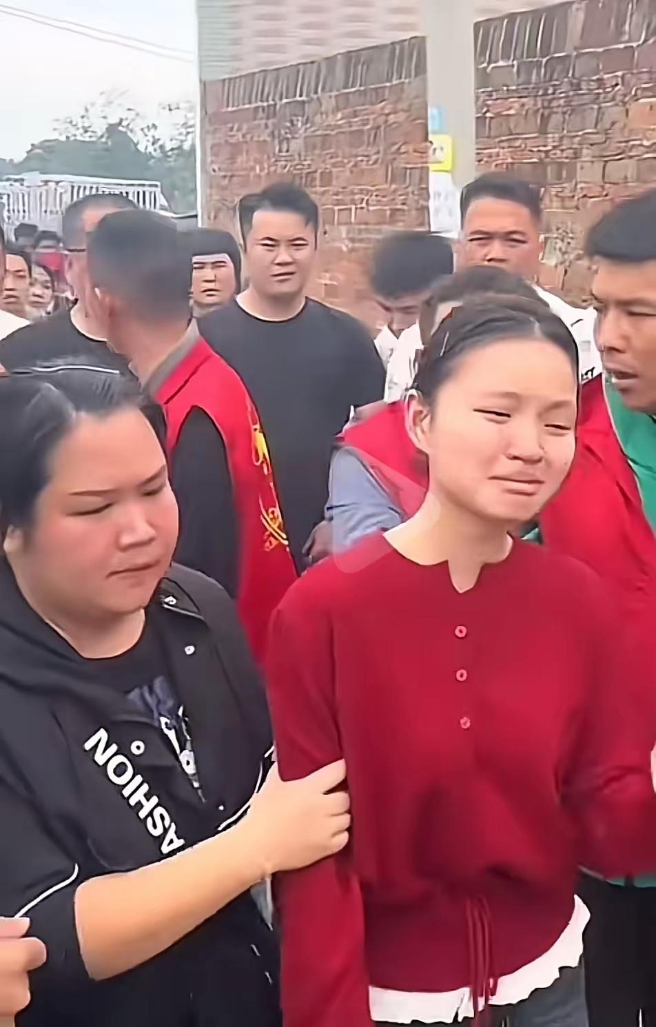 这小姑娘一句话，真是问到了根上。
人家孩子默默扛了十年香火，结果换上来的人压不住