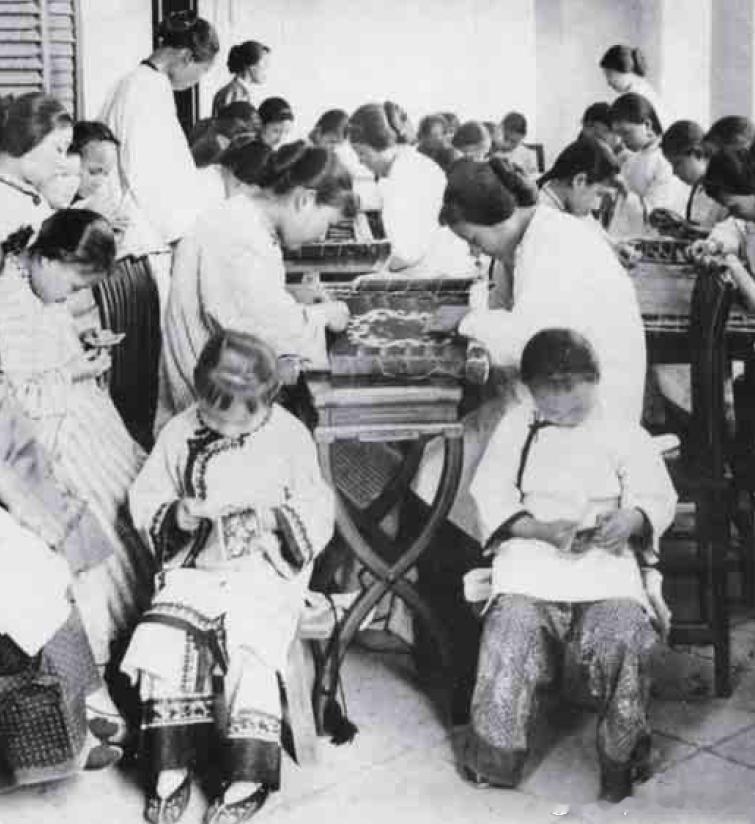 1900年上海长老会创办的女校中女生们正在学习做女红。上海长老会于1861年创办