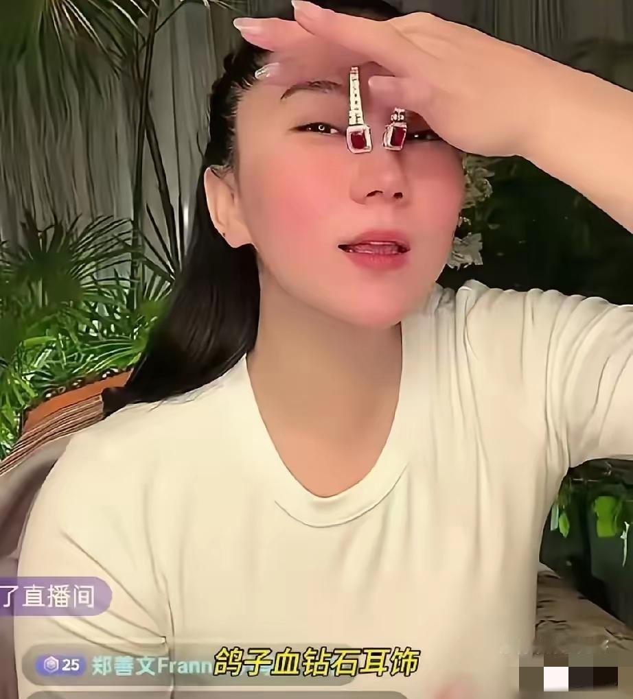 1，鸽血红宝石钻石耳饰 。
2， 配套红宝石戒指。
​3，立体花朵满钻大戒指。