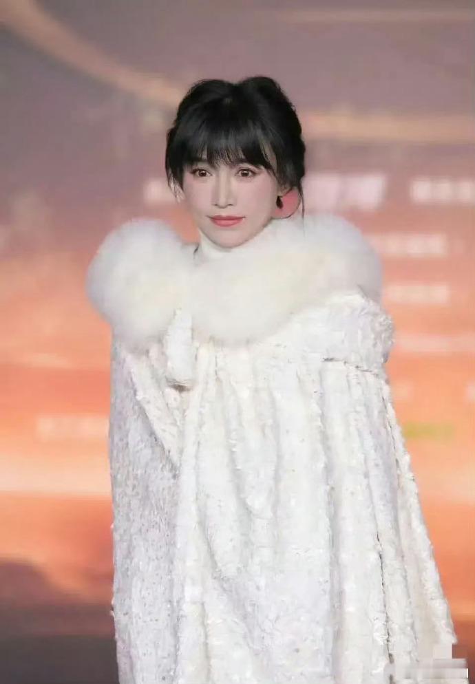李子柒独具个性，在女明星中别具一格，裹棉衣出场，展现与众不同的风采。 ​​​