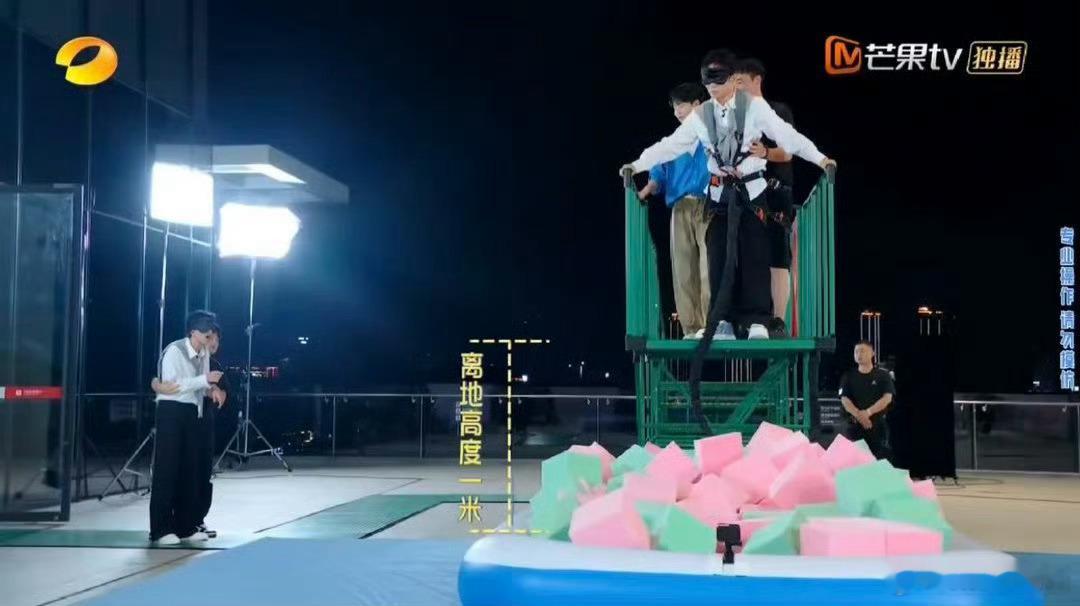 李现戏里戏外都被骗得好惨 剧内身陷重重迷局难以脱身，剧外在好六上演搞笑名场面。蒙