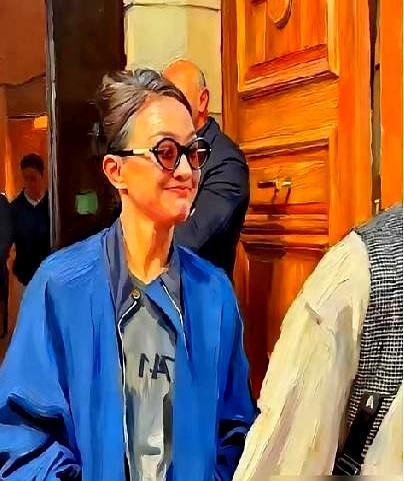 周迅的真白发，扯下了名利场的遮羞布。
巴黎大皇宫高定秀头排，镁光灯直打。51岁