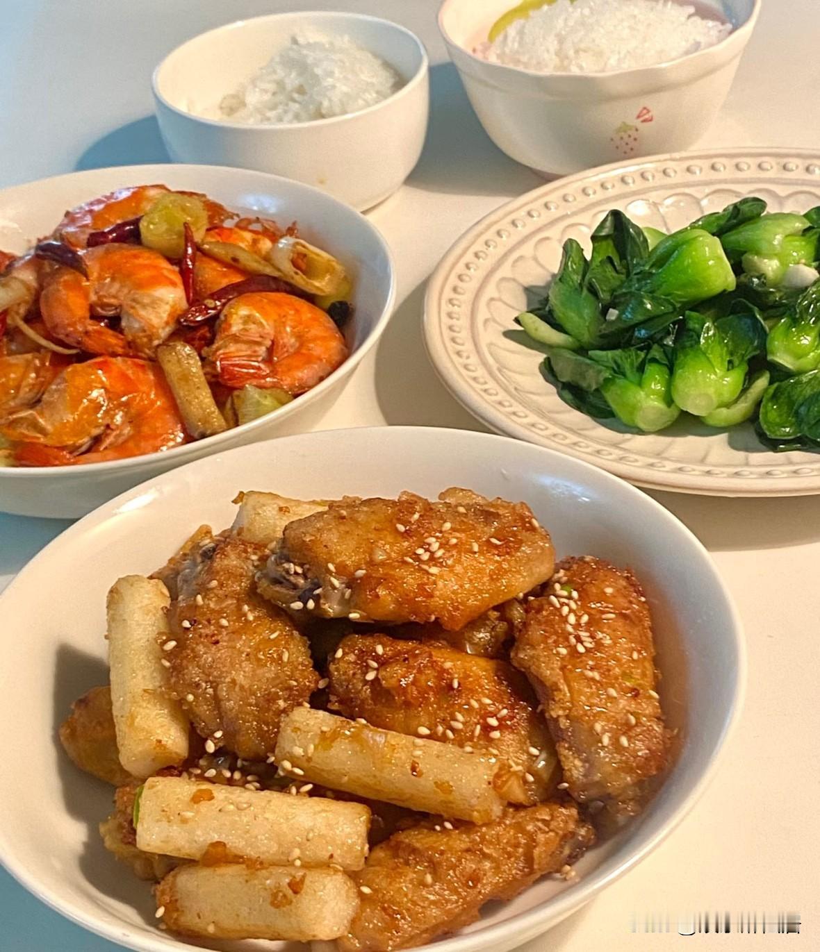 晒图笔记大赛鸡翅年糕非常爱吃，不一定问吃减脂餐，碳水才是我的最爱，少吃是王道