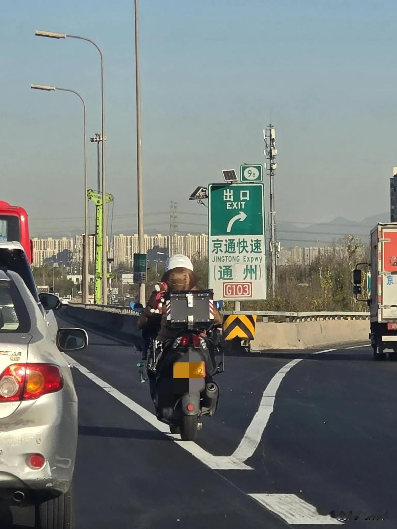 风驰电掣逐京道，车流人潮入画图。
北京五环主路上的摩托车骑士们
大桥上骑行 骑行