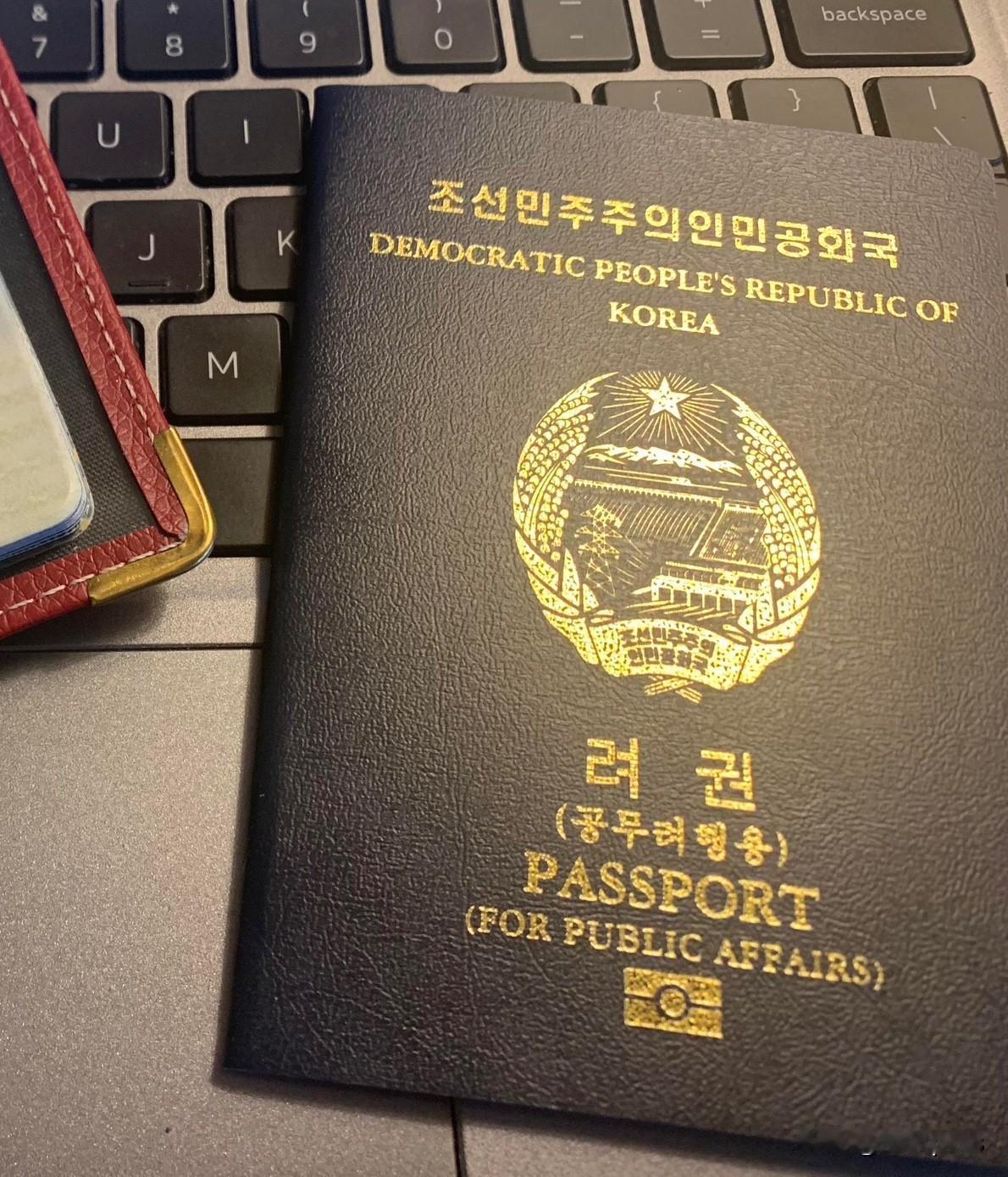 朝鲜护照比较少见，从外观上看与美国护照的颜色相近。在国际机场，人们习惯从护照颜色