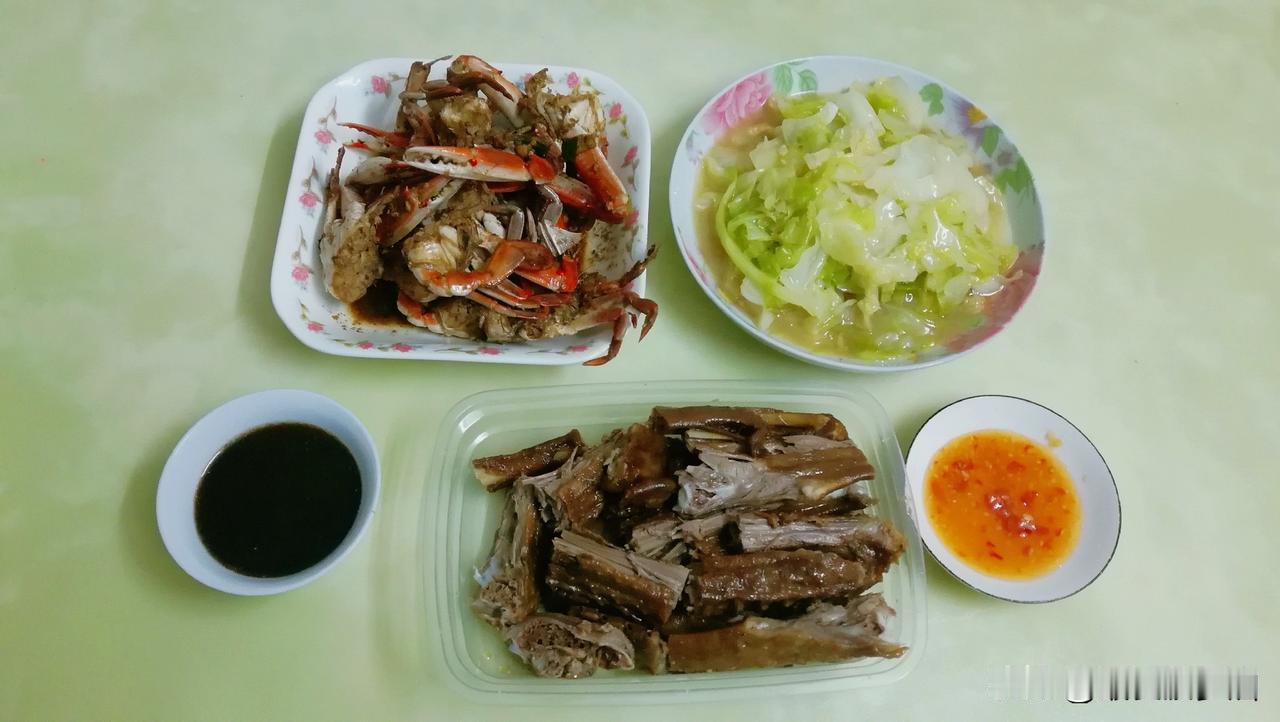 风雨来袭，
瑟瑟发抖！

这恼人的台风天，
持续的暴雨+大风硬控着，
让人惶惶不