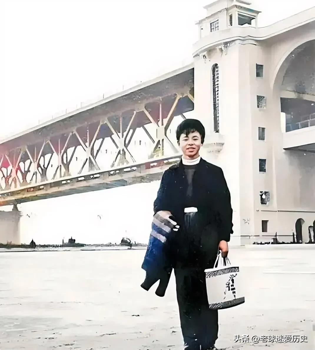 1958 年，年仅十八岁的雷锋路过武汉，在刚刚落成的武汉长江大桥前拍下了这张照片
