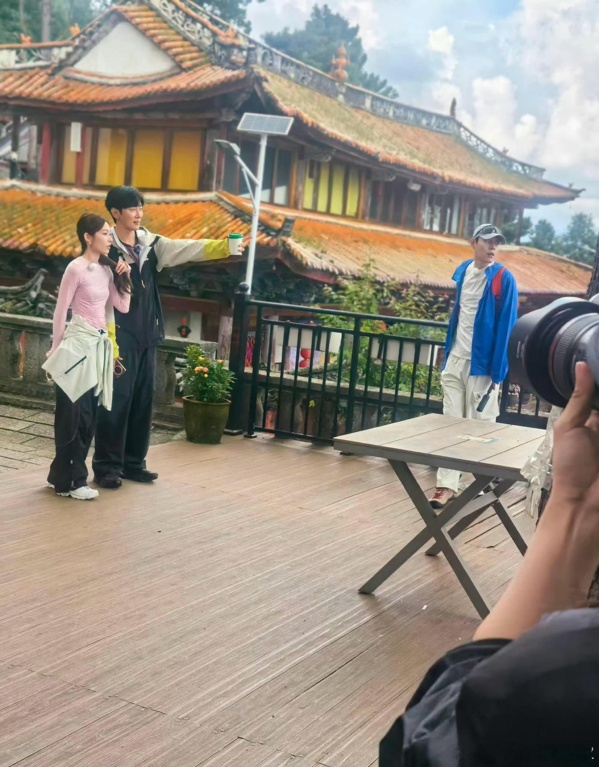 高梓淇云南录制综艺《爱的修学旅行2》路透曝光，与小十几岁素人女友全程牵手同行，高