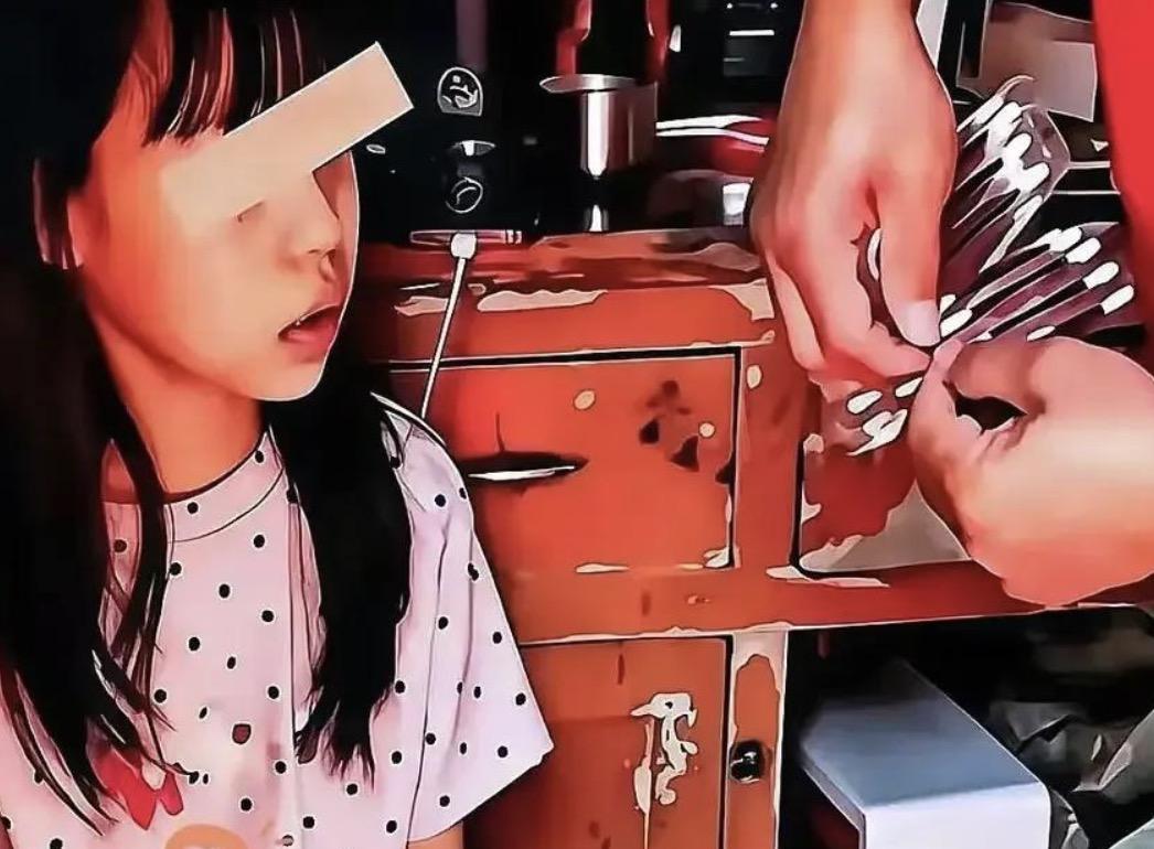 老人好心帮小女孩处理伤口，孩子妈妈没一句感谢不说，反手就发视频举报老人，导致老人