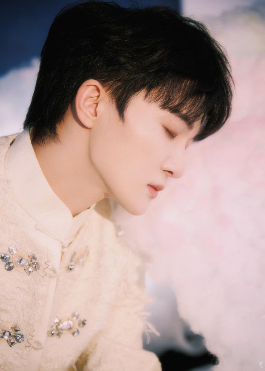 周深周深云海跨年造型周深踏入云海翻涌的梦境 周深云海造型来啦 