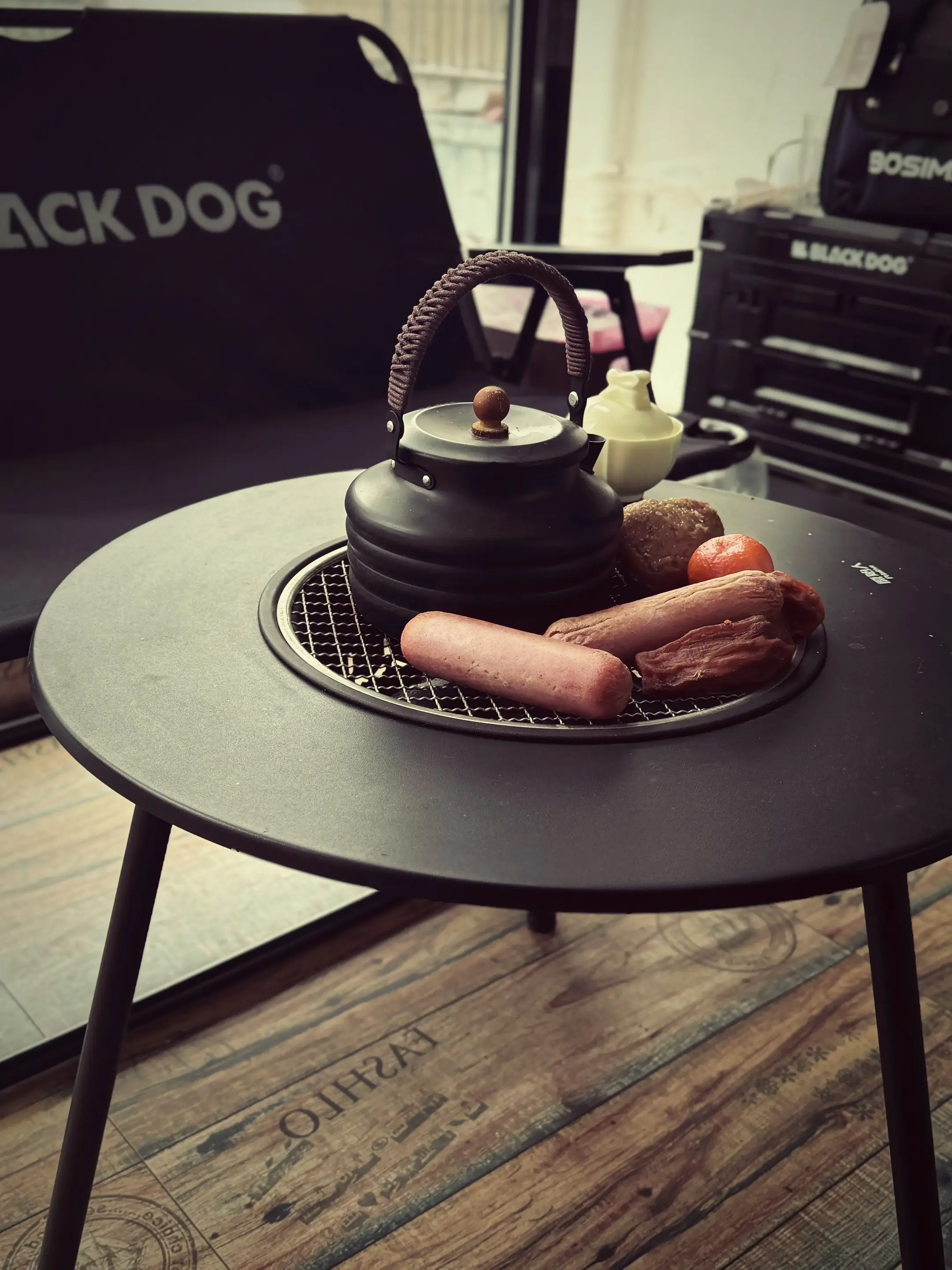 至少我们之间还有个过去。