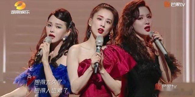 伊能静黄圣依复刻浪1名场面 乘风2026能妈暖心守护新生代姐姐，认真陪伴帮唱小考