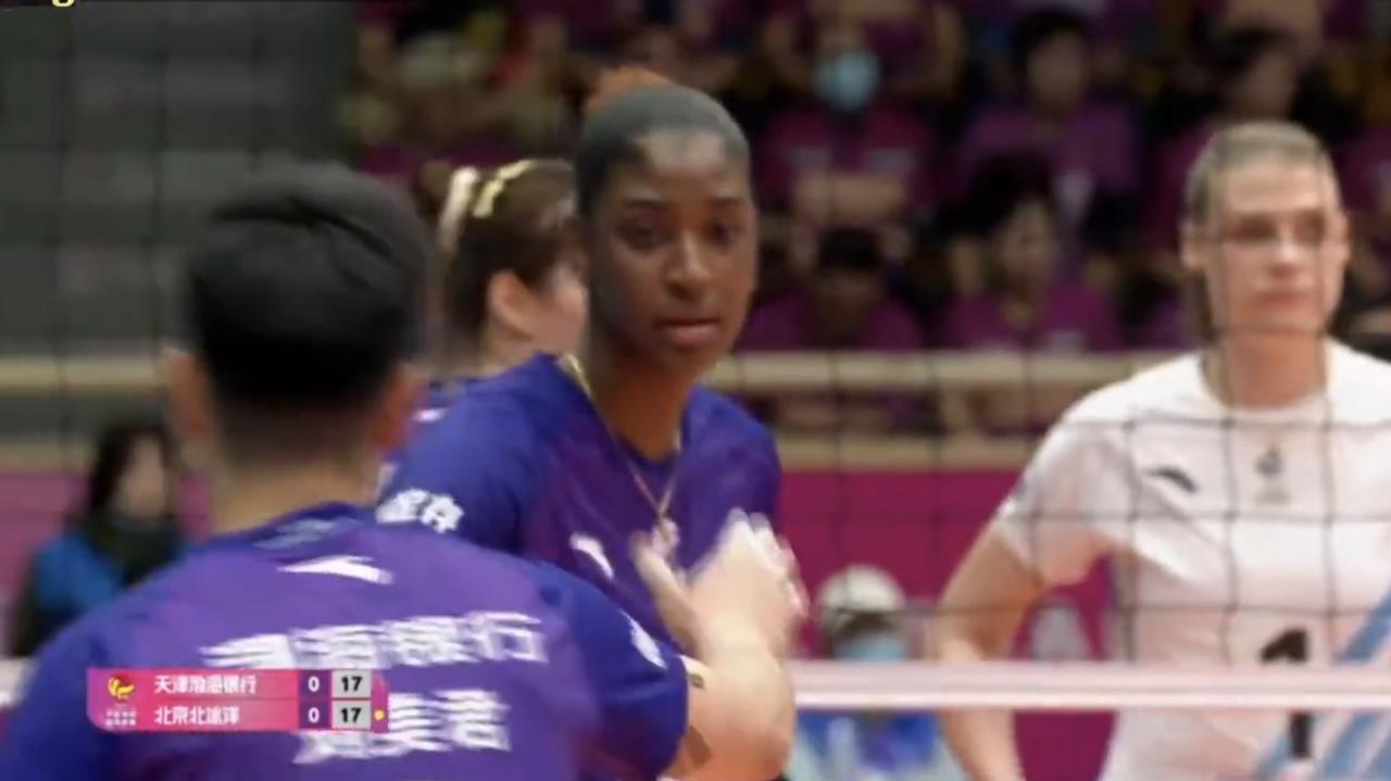 正直播天津女排VS北京女排，第一局双方打得很胶着！天津女排新的进攻三叉戟首发：刘