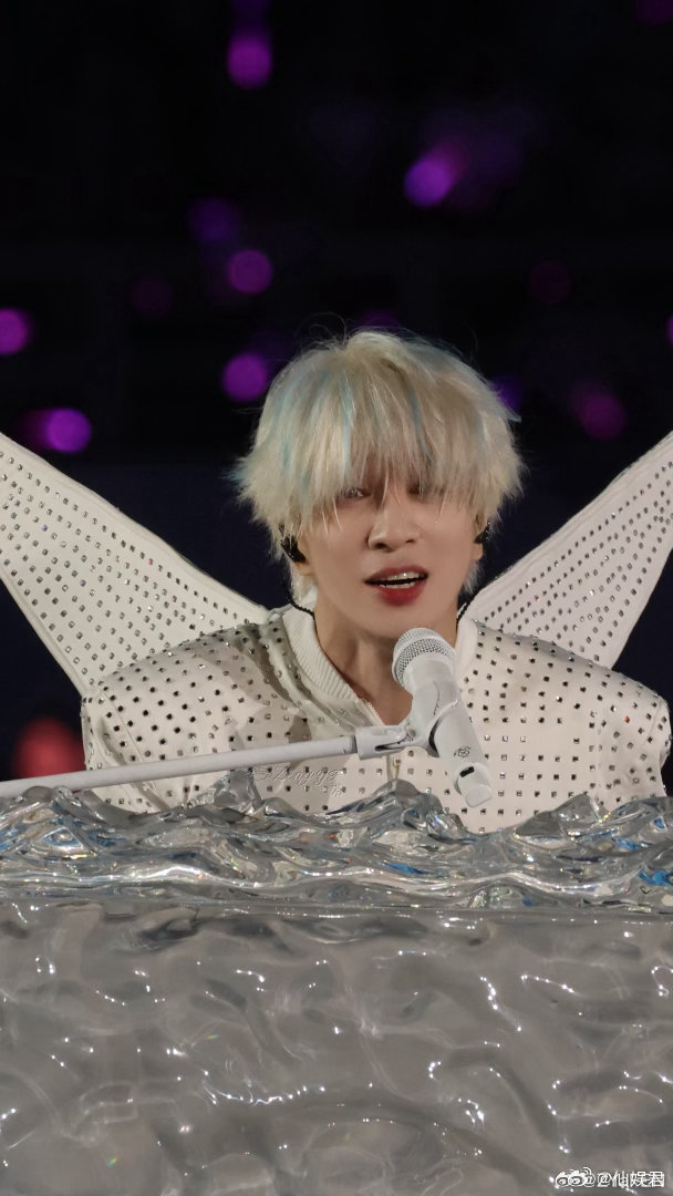 谁家演唱会歌手唱着唱着变狐狸了朋友们，还得是薛之谦啊，看到他的演唱会，真的是每次