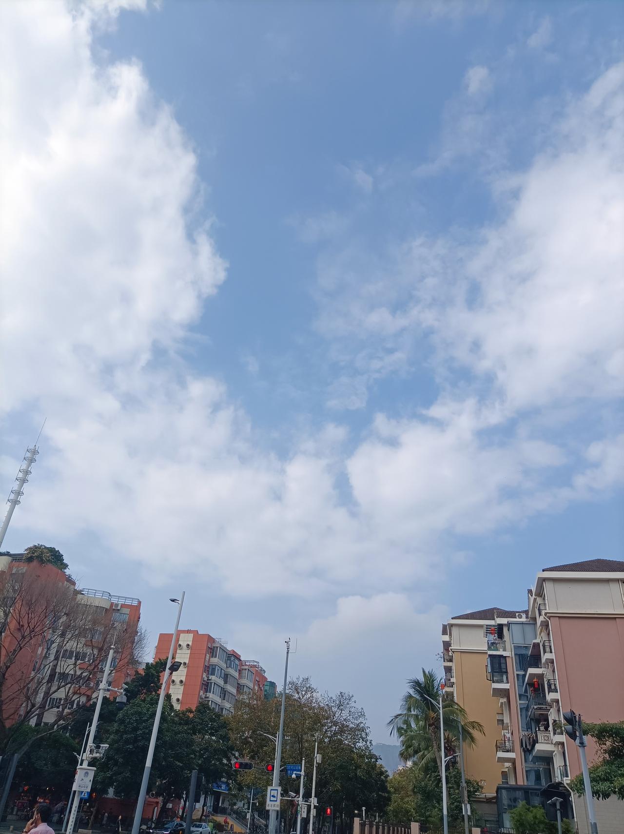 新年爱好打卡看看我们深圳新年的天气，每天蓝天白云，太美了，适合出去走亲访友[作揖