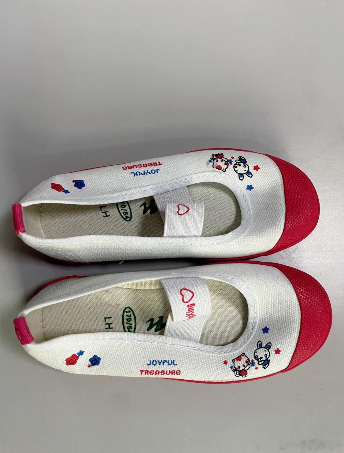 谁的童年鞋柜里，没藏着一双双星小白鞋啊！小时候穿过的双星，红色的胶皮头，白色的鞋