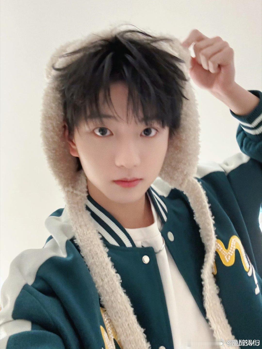 穆祉丞[超话]  🧡 全能艺人穆祉丞 “因喜欢你，借你的光，看见了以前未见过的