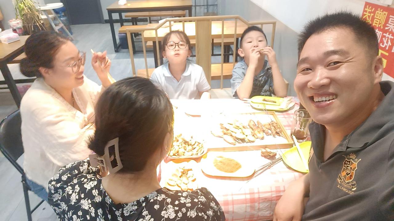 下午一觉睡醒，起床时到处找鞋子穿找不到。11岁的女儿告诉我，鞋子都给她刷了。我听