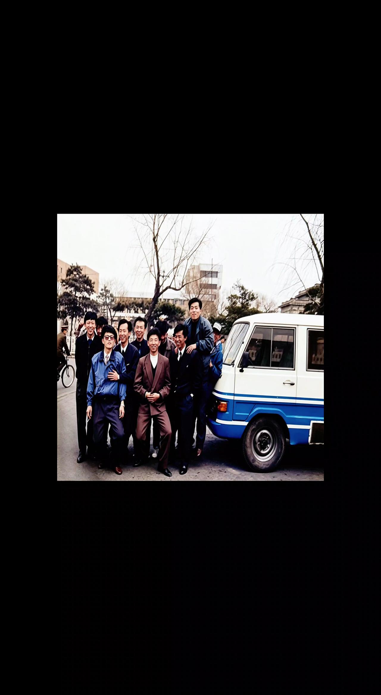 📸老照片里的他们笑得像春天，蓝白巴士载着青春没回头。时光是滤镜，把故事磨成了糖