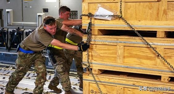 快看！国际时政头条消息！
美国政府停摆导致对乌克兰武器供应中断
美国新闻门户Ax