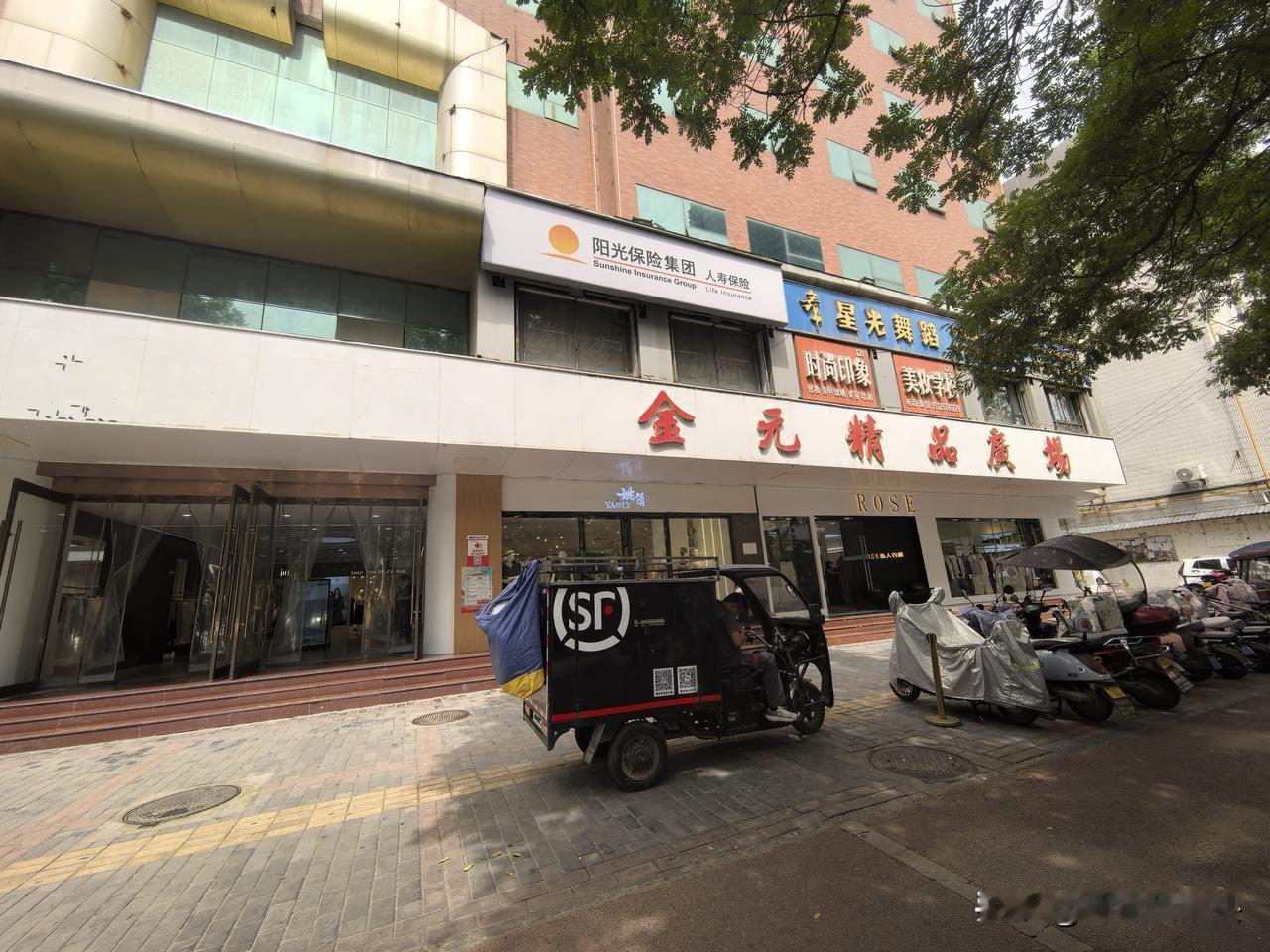 10:30左右，小编来到咸阳市乐育南路，抬头一看，路西的金元商场，门口的牌子还是