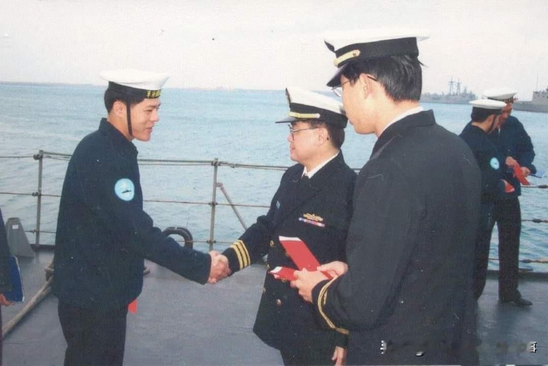 小舰长吕礼诗的军中岁月
台湾省军事评论员有很多，大多数是滥竽充数骗通告费的。不过