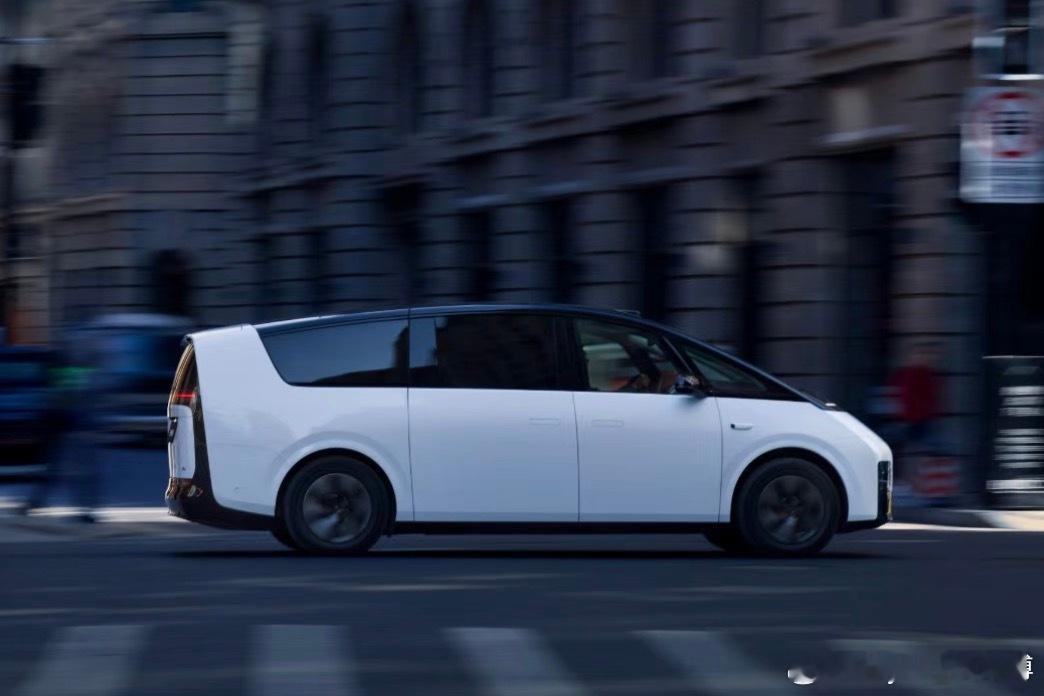 截至1月26日，理想MEGA累计销量正式突破3万台，站稳50万以上所有乘用车销量