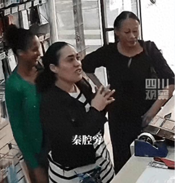 中国小伙儿在意大利开店，店里来了三位女士，小伙笑脸相迎，问她们需要什么服务，没想