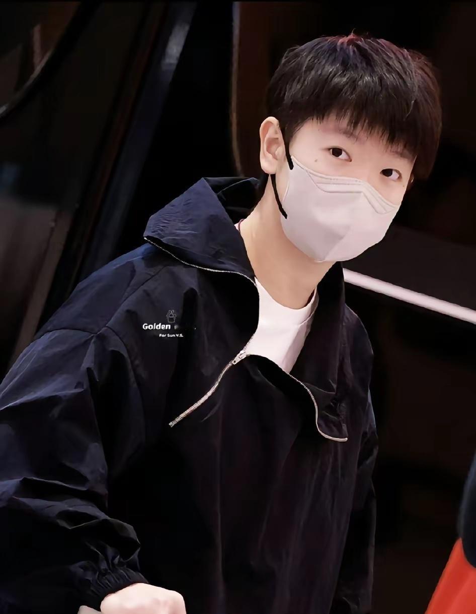 早起出发香港的孙颖莎也太好看了，
这衣品真的没话说，
衣服特别有设计感，
拽酷帅