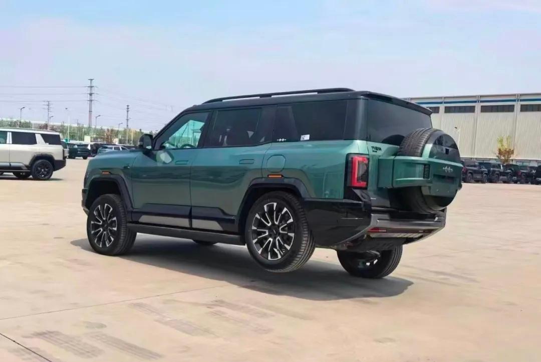 刷到方程豹豹8的实拍图，直接看愣了：一个车轮高高悬空，另外三轮稳稳贴地，车身纹丝