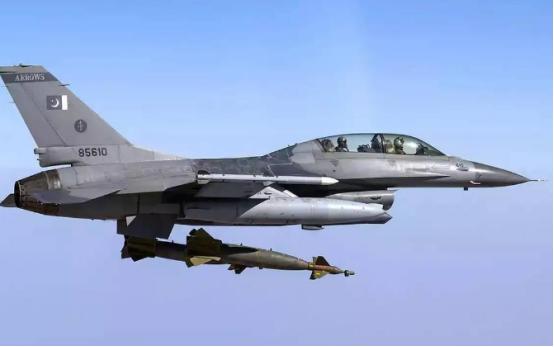 "穷人的F-16"，这是巴基斯坦空军对中国战机长达几十年的刻板印象。在他们眼里，