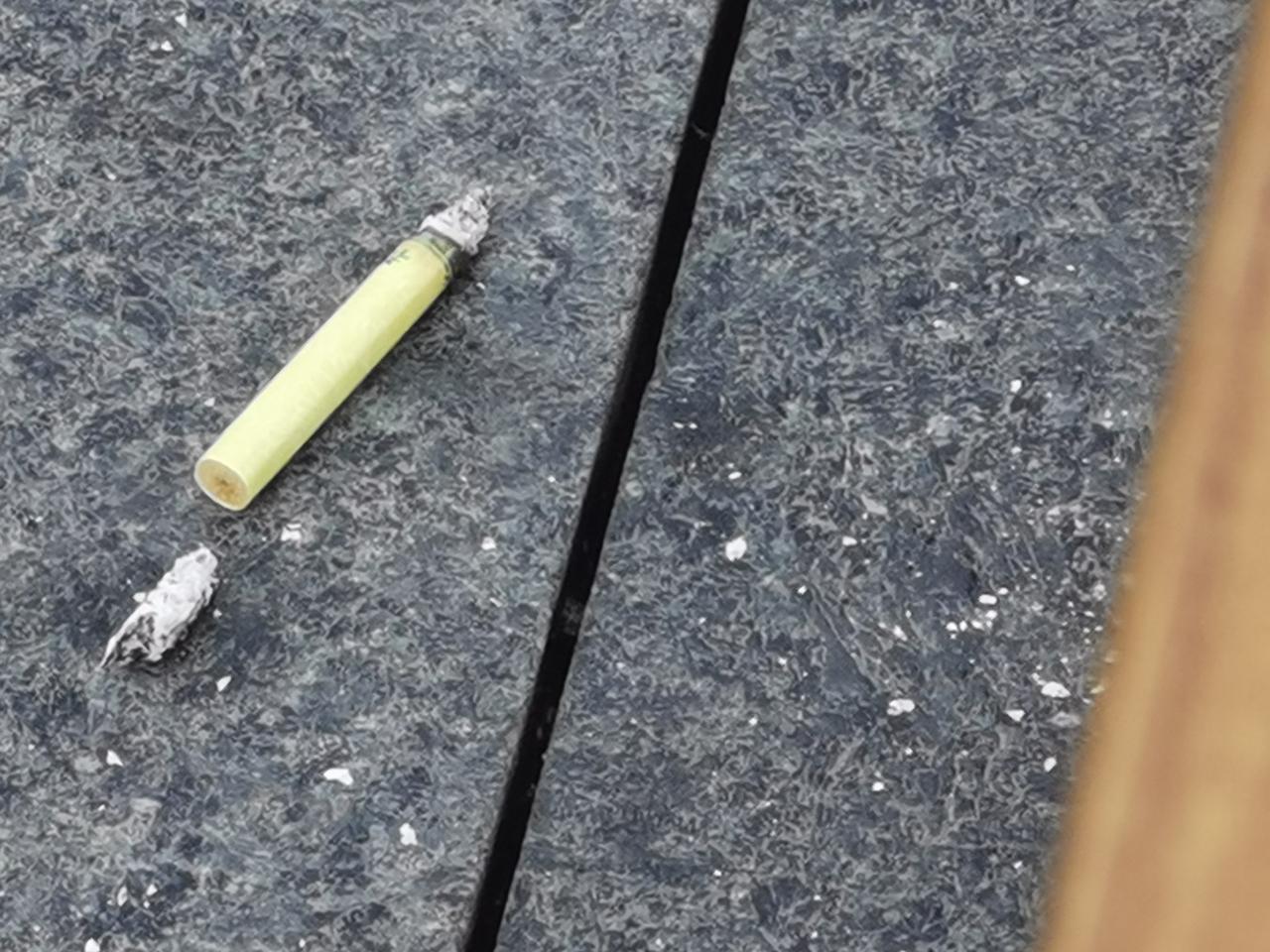 乡乡市胖东来三胖店东广场，保洁人员认真打扫卫生。
广场木长凳上，一老者坐在那里一