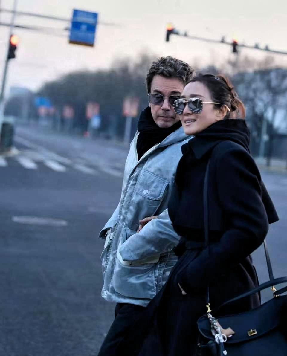 巩俐大概率要孤独终老了，她与 77 岁的现任法国老公在北京游玩，无儿无女
 
巩