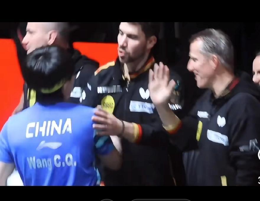 混合团体世界杯
今天与德国的比赛结束后，
弗朗西斯卡与楚钦握手后又双手抱着他的胳